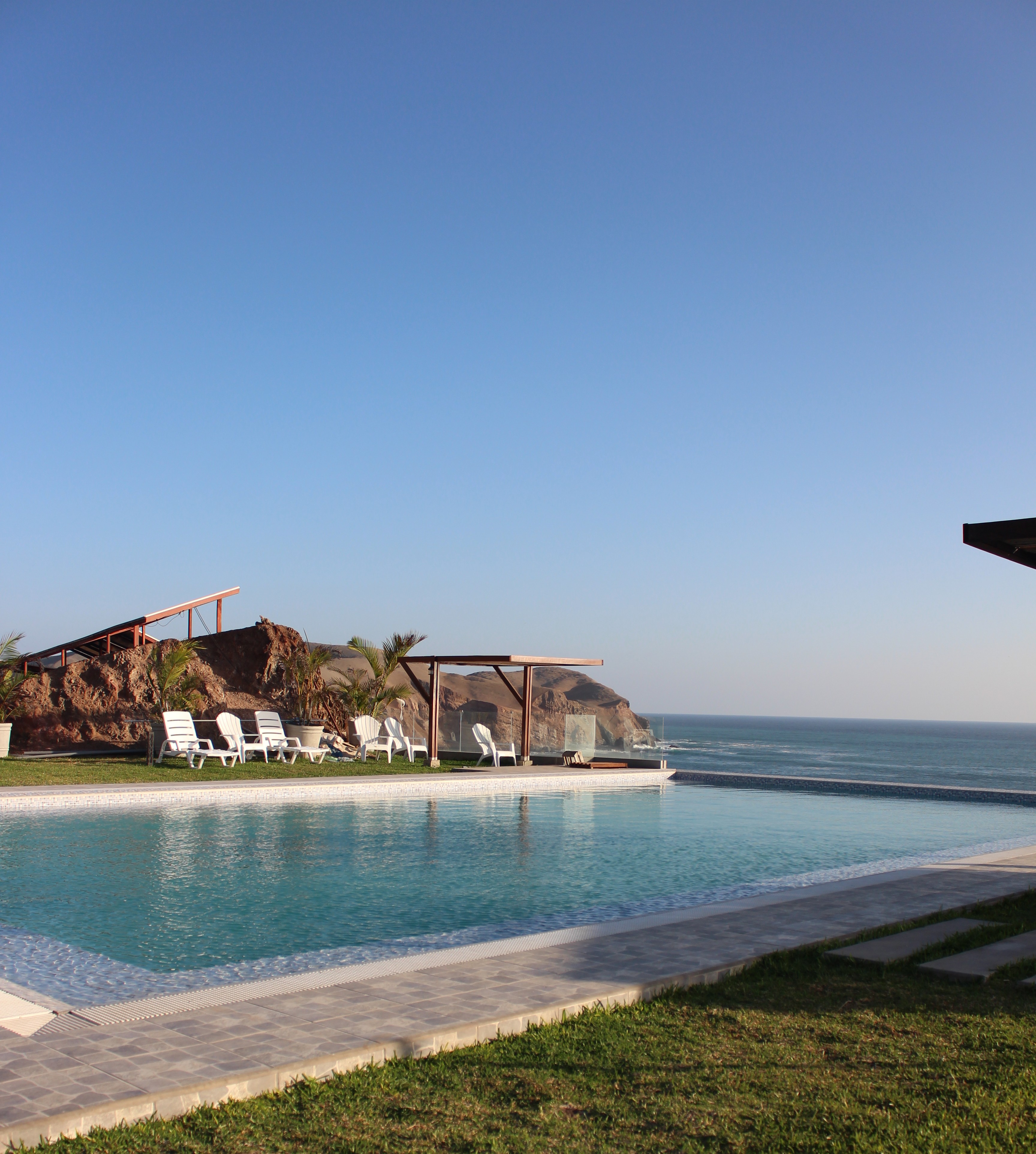 Piscina con vista al mar